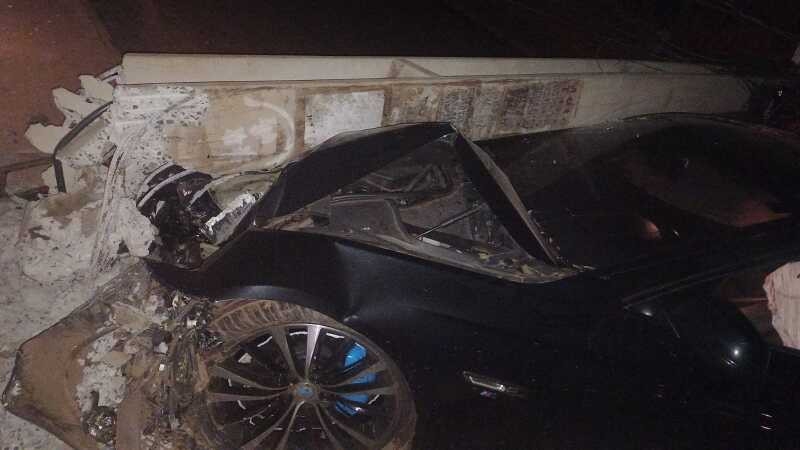 BMW derruba poste e causa efeito domin em rede eltrica em Vrzea Grande