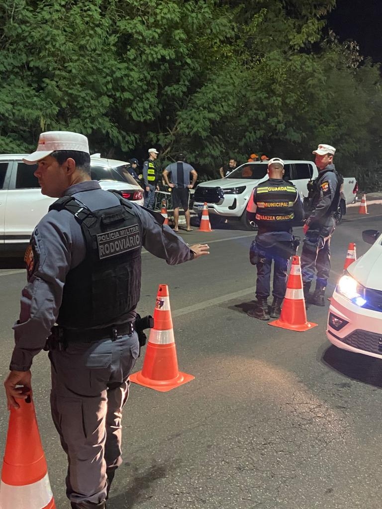 Opera��o Lei Seca resulta na pris�o de dois condutores embriagados e remo��o de 16 ve�culos