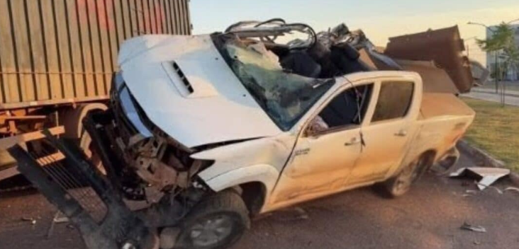 Hilux bate em carreta estacionada e fica destruda em Sinop