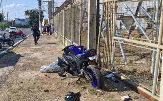 Jovem de 18 anos morre aps colidir motocicleta contra porto em Vrzea Grande