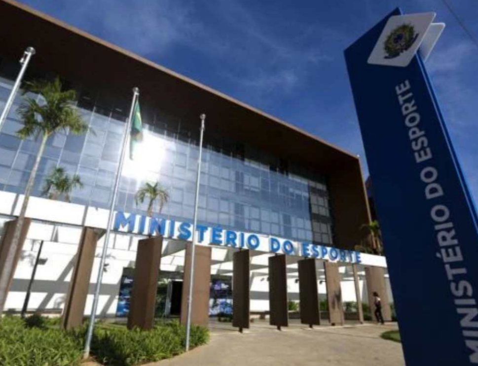 OLIMP�ADAS: MINIST�RIO DO ESPORTE FAZ POST RACISTA SOBRE BARCO DO BRASIL E PEDE DESCULPAS