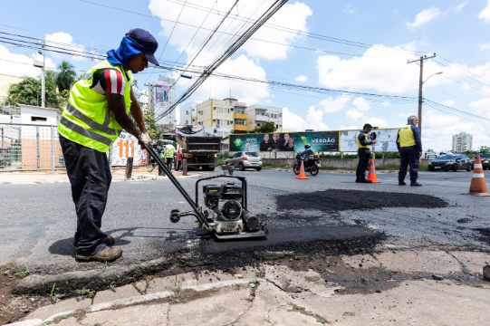 Prefeitura intensifica operao tapa-buraco e atende oito bairros em Cuiab
