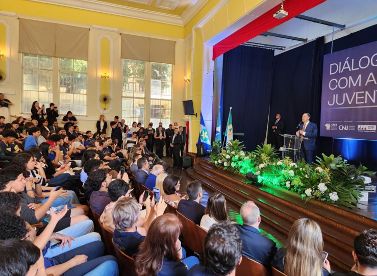 �Mato Grosso est� entre os oito estados com a melhor educa��o p�blica do pa�s�, afirma presidente do STF em Cuiab�