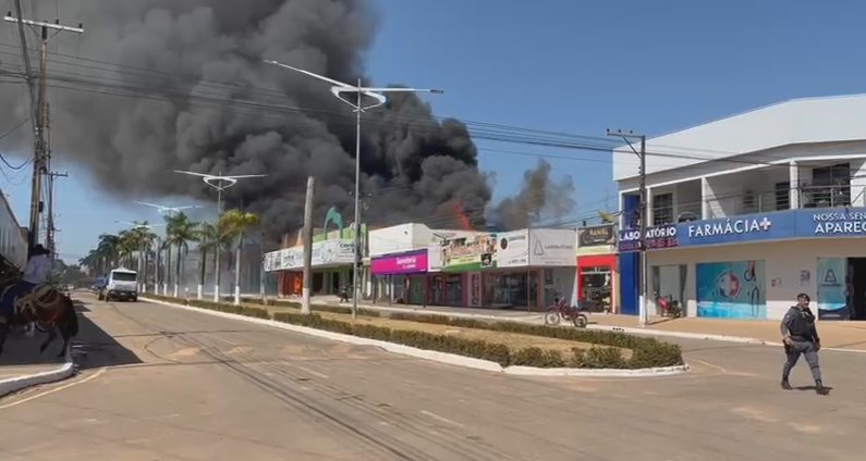 Mercado pega fogo e mobiliza bombeiros em Nova Monte Verde (Vdeo)