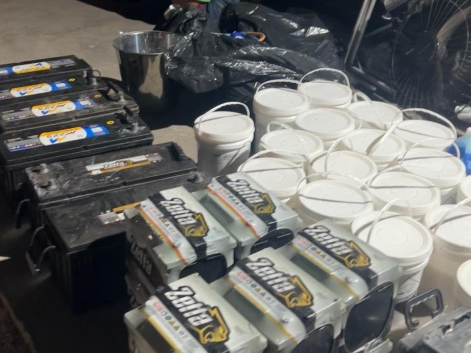Pol�cia Militar prende dupla e recupera produtos qu�micos e baterias automotivas furtadas