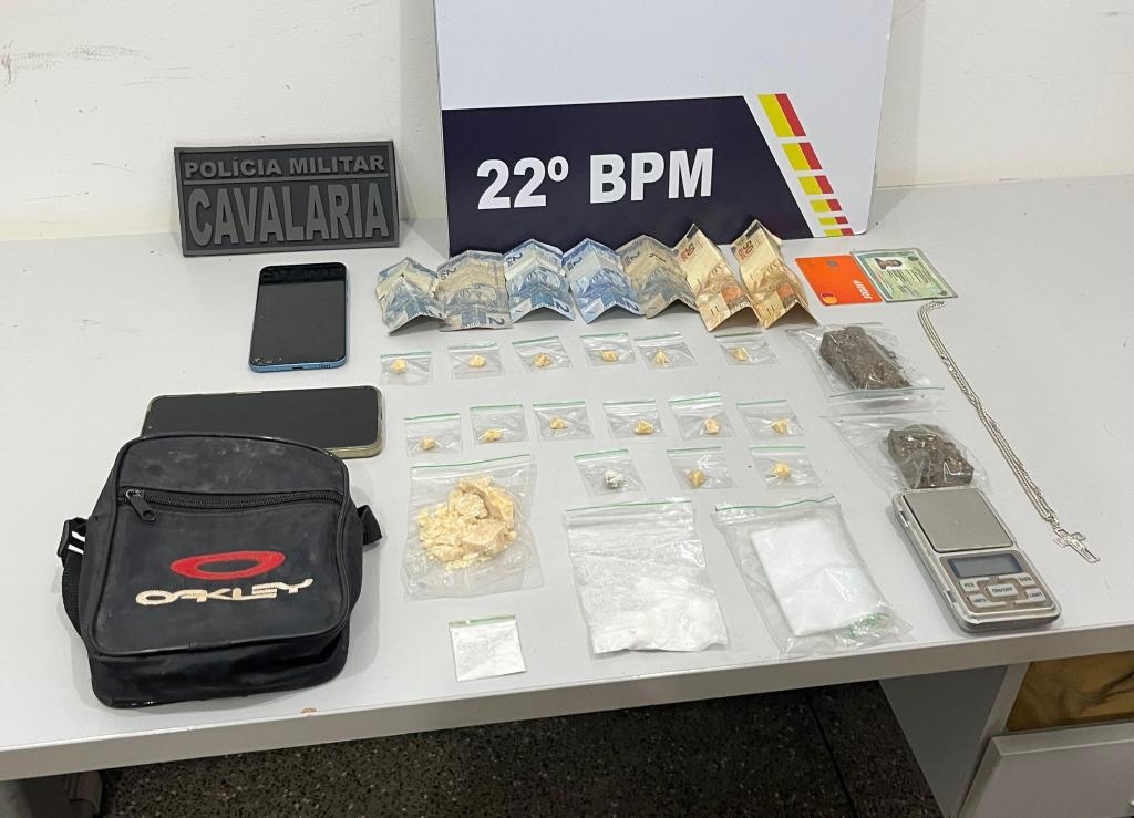 Cavalaria da PM apreende adolescentes de 16 e 17 anos por tr�fico il�cito de drogas