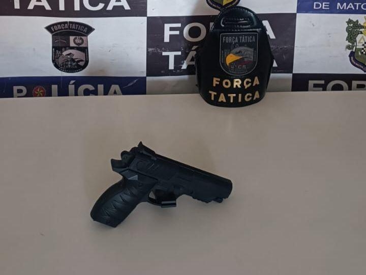 Homem � preso ap�s amea�ar moradores com simulacro de pistola no centro de Rondon�polis