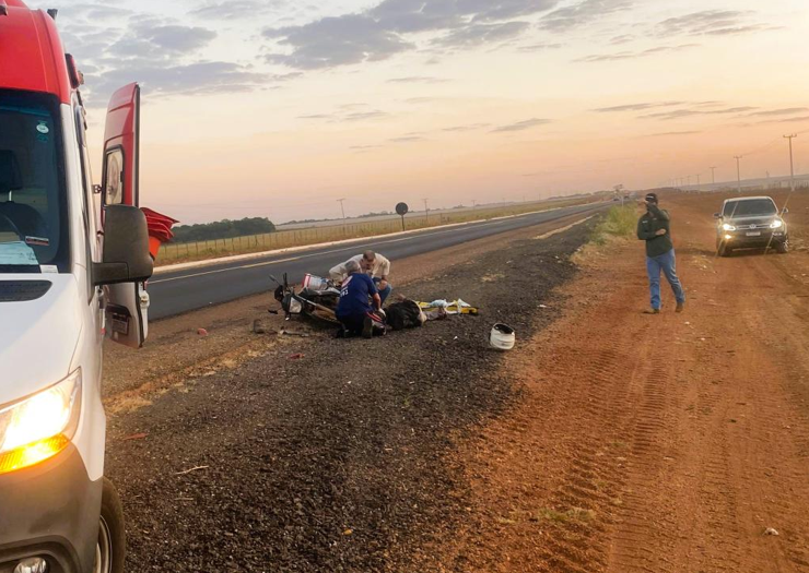 Corpo de Bombeiros socorre motociclista ferido em acidente com carreta