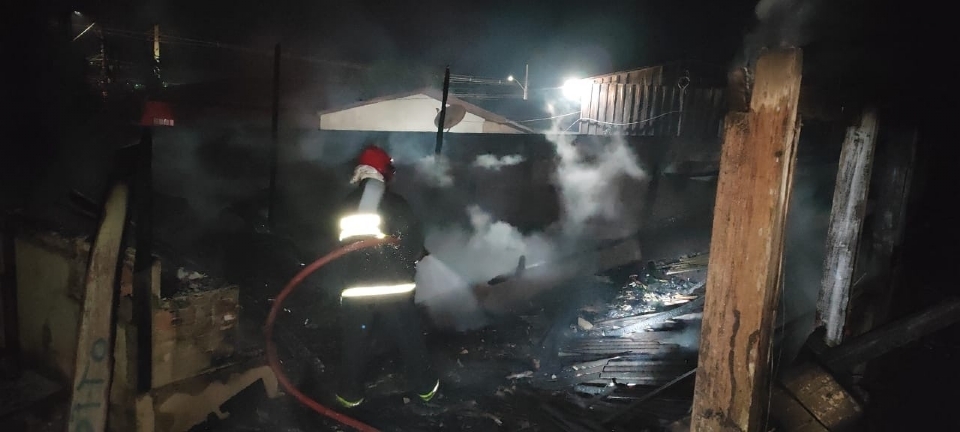 Casa fica destru�da ap�s ser atingida por inc�ndio; morador acusa companheira