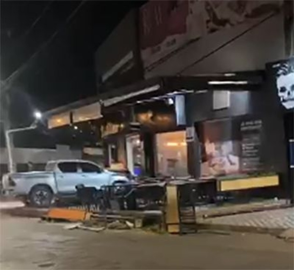 Motorista b�bado dorme e invade centro comercial com caminhonete Hilux