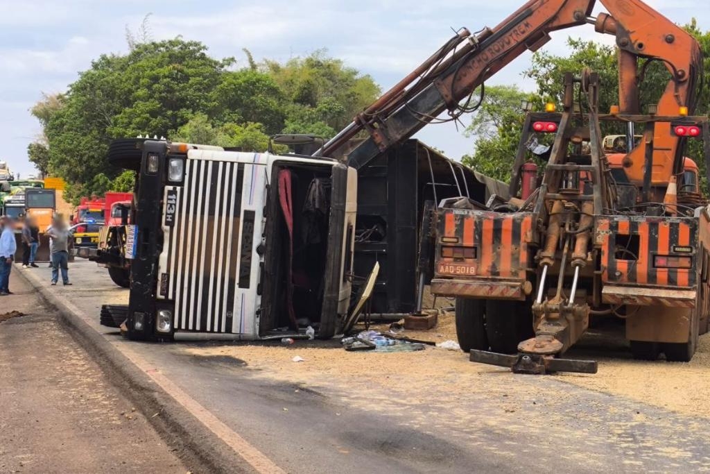 Corpo de Bombeiros realiza limpeza de pista aps destombamento de carreta