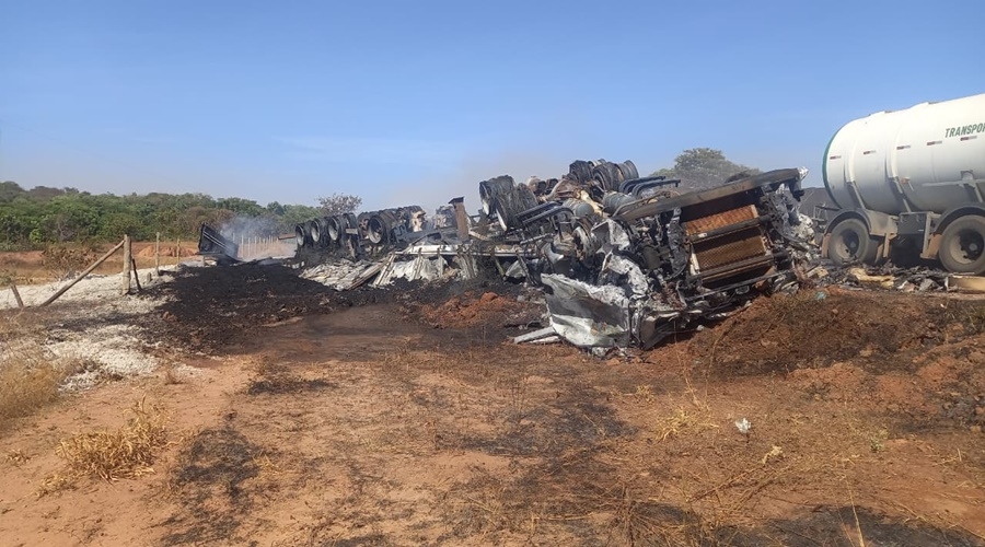 Motorista morre carbonizado aps carreta tombar e pegar fogo na BR-070