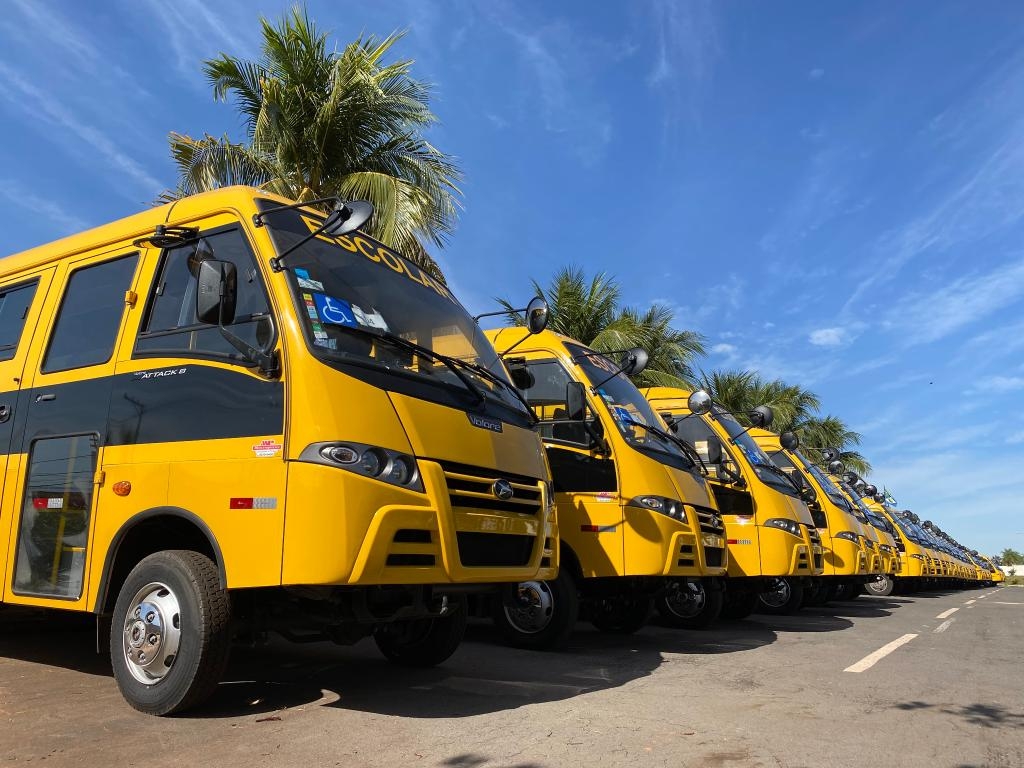 Governo de MT entrega mais 83 novos �nibus para transportar alunos do campo