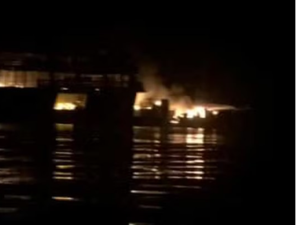 EMBARCA��O PEGA FOGO E PASSAGEIROS SE JOGAM NO RIO NEGRO, NO AMAZONAS 