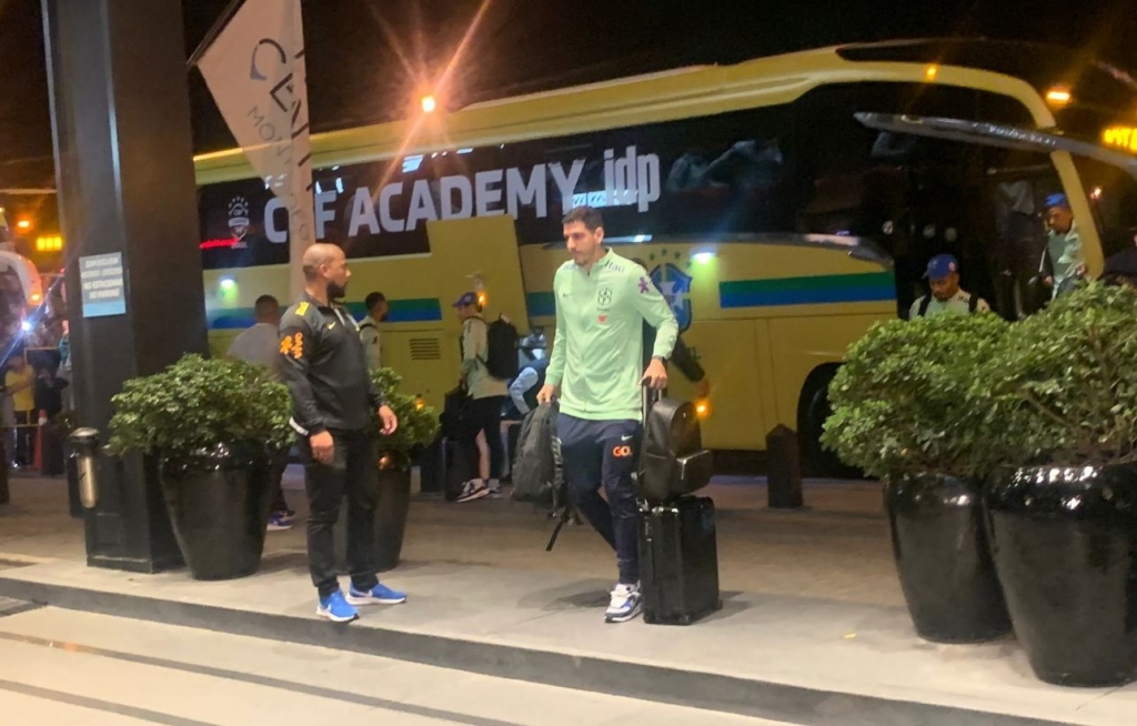 Sele��o brasileira chega a Montevid�u e ter� pelo menos uma mudan�a contra o Uruguai