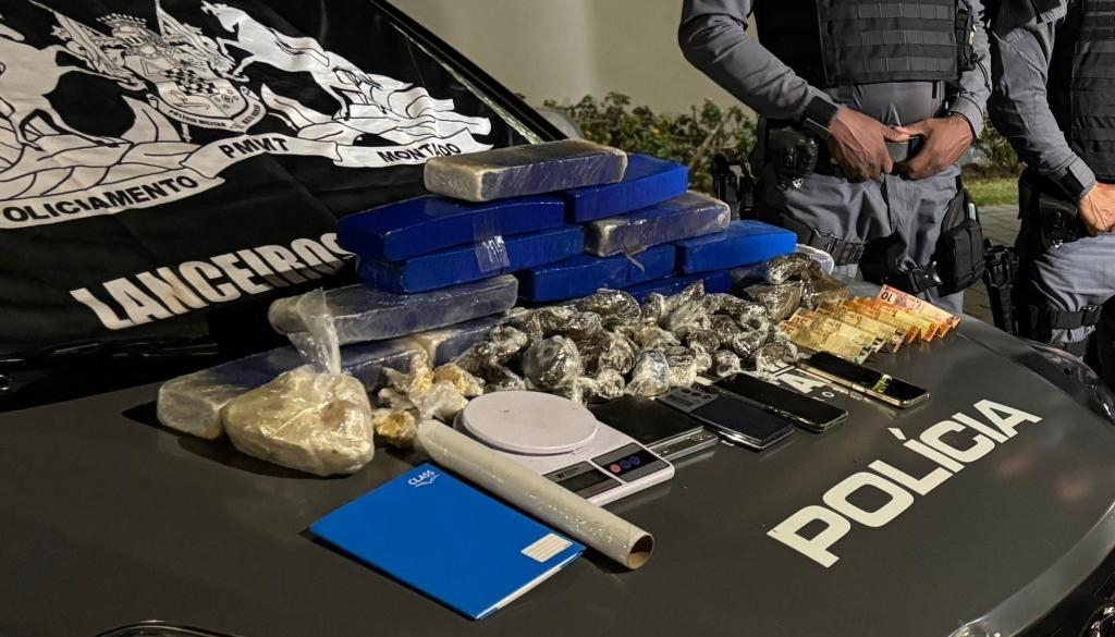 Cavalaria da PM apreende 14 tabletes de maconha e 112 por��es de outras drogas; tr�s pessoas s�o presas