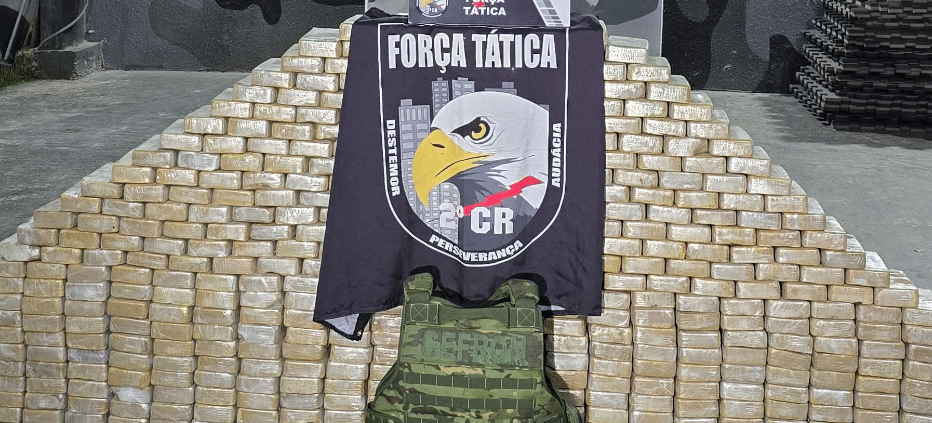 Pol�cia apreende 429 kg de drogas em fundo falso de carroceria de caminh�o em MT