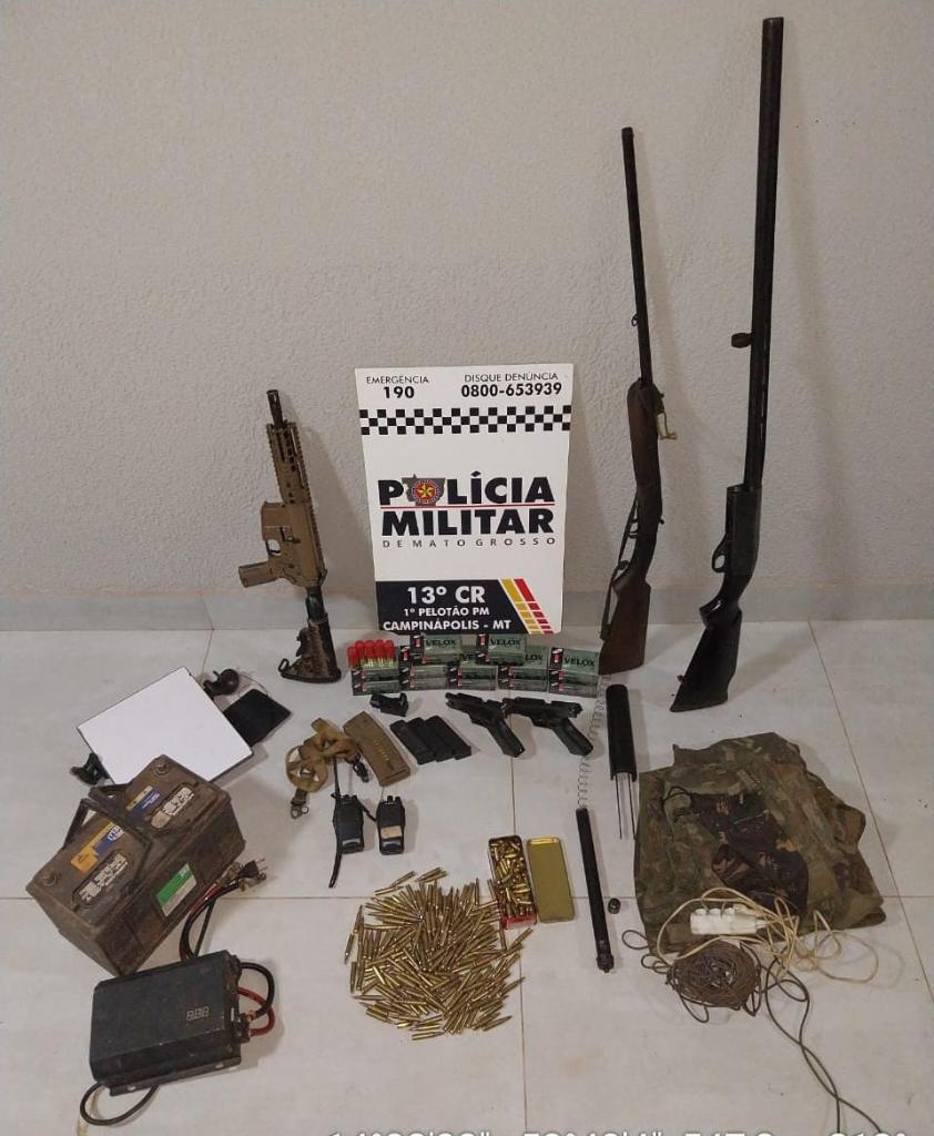 Polcia Militar prende faccionados com fuzil, espingarda, pistolas e mais de 300 munies