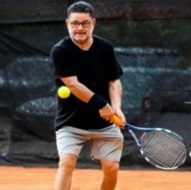 Tenista de 66 anos morre aps passar mal durante torneio em Cuiab