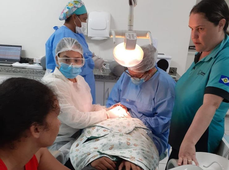 Curso da SES capacita 40 profissionais para atendimento odontol�gico de pessoas com defici�ncia