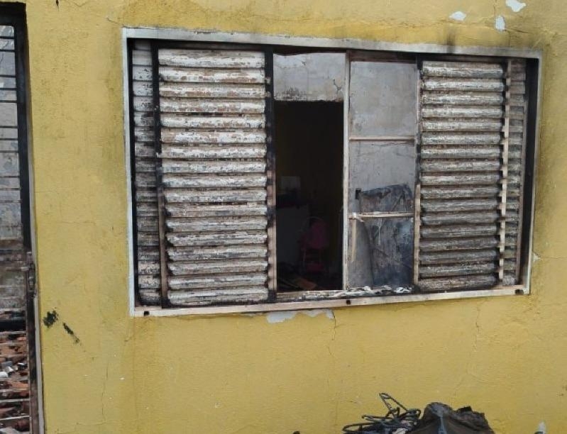 Me de trs filhos tem casa destruda pelo ex marido em incndio criminoso e precisa de apoio