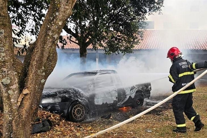 Corpo de Bombeiros controla fogo em ve�culo no centro da cidade