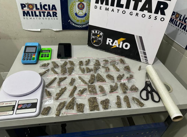 Casal � preso com 47 por��es de maconha no bairro Dom Aquino em Cuiab�
