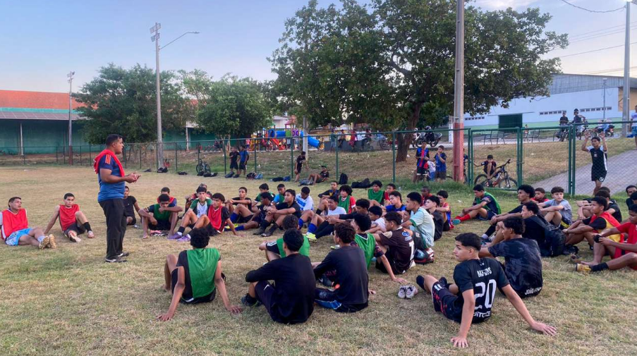 Atletas dos polos Futebol do Programa VG Mais Esporte estreiam na Taa das Favelas  