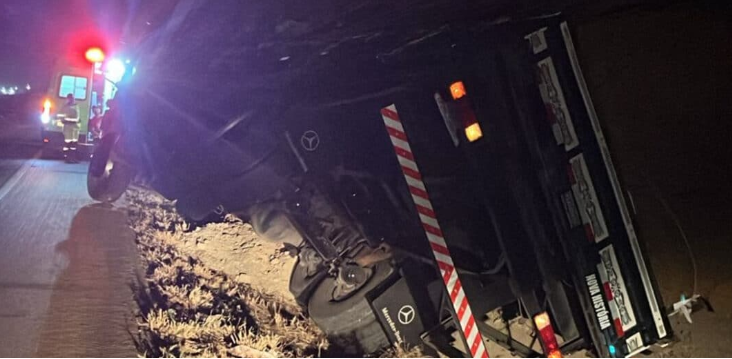 Caminh�o carregado com recicl�veis tomba na BR-163