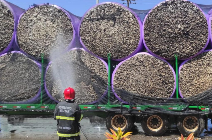 Princ�pio de inc�ndio em carreta com algod�o � controlado pelo Corpo de Bombeiros em Campo Verde