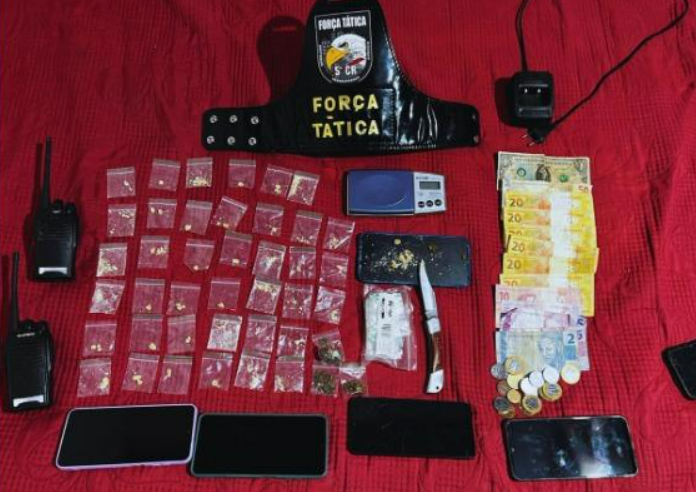 PM conduz cinco pessoas por tr�fico de drogas e apreende 47 por��es de entorpecentes