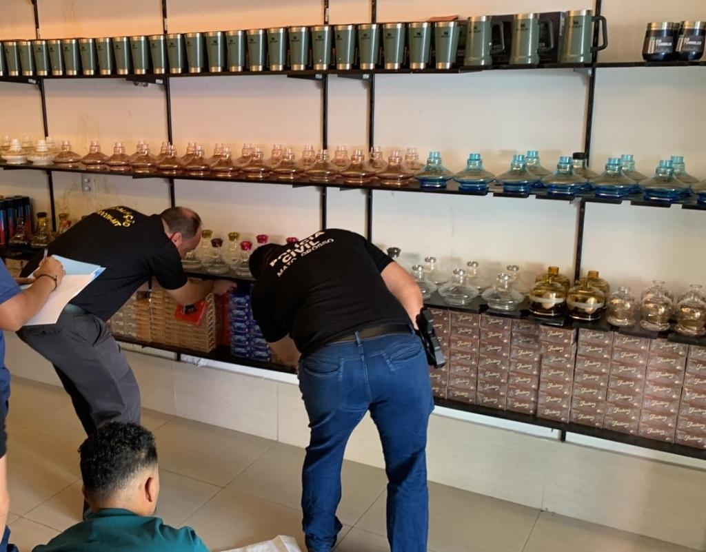 Pol�cia Civil e Procon apreendem 260 caixas de produtos falsificados em tabacaria em Cuiab�