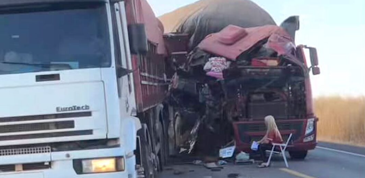 Duas carretas se envolvem em acidente na MT-140