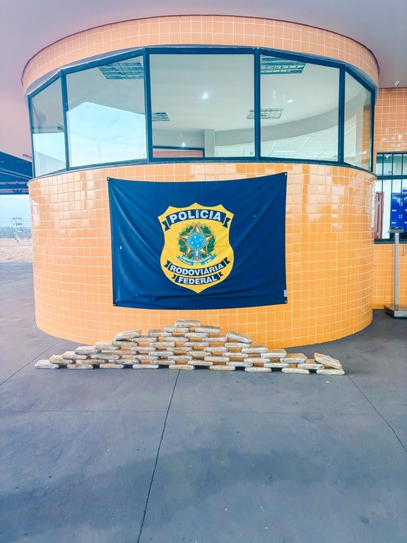 PRF apreende mais de 50 kg de skunk em fiscaliza��o na BR-070 em Barra do Gar�as