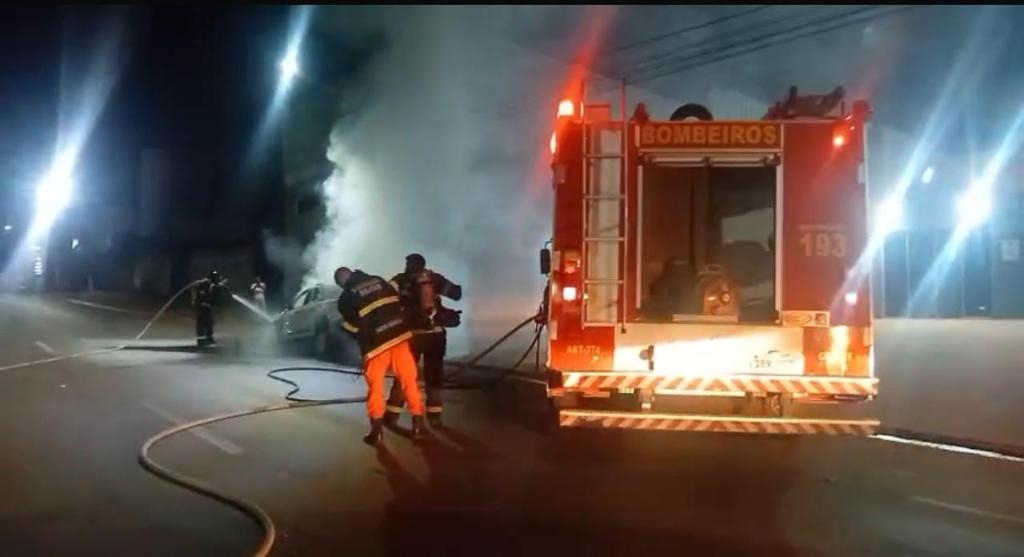 Equipe do Corpo de Bombeiros combate inc�ndio em camionete