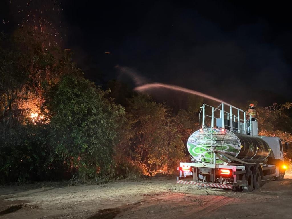 Bombeiros extinguem incndio e impedem que chamas destruam Parque Florestal