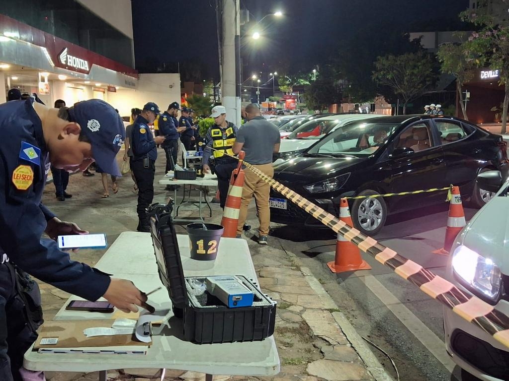 Opera��o Lei Seca termina com dez condutores presos por embriaguez na avenida Isaac P�voas