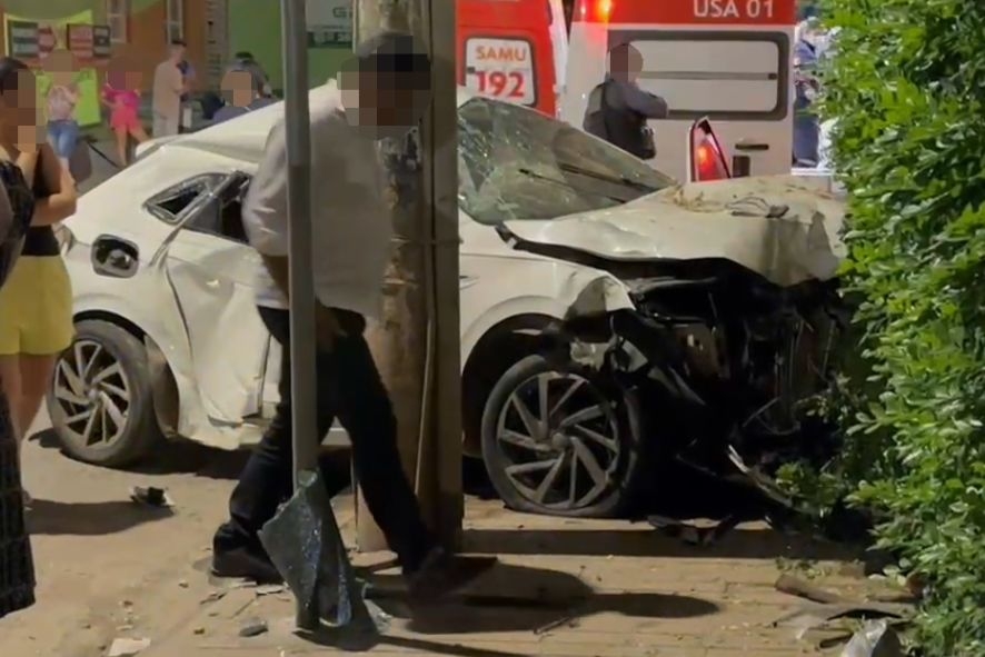 Carro fica destrudo aps coliso em avenida no Centro Norte de Cuiab