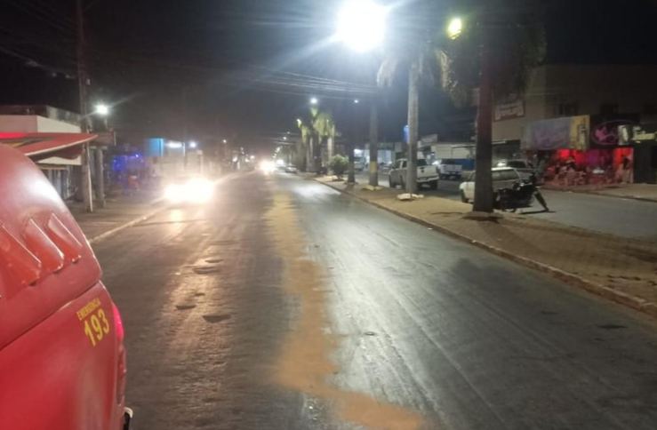 Bombeiros contm leo diesel espalhado em avenida de Primavera do Leste