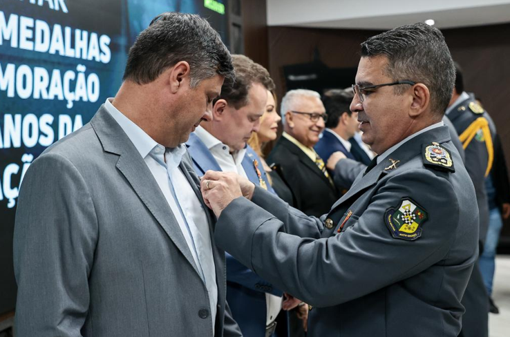 Mais de 200 autoridades s�o homenageadas com Medalha de 190 Anos da Pol�cia Militar