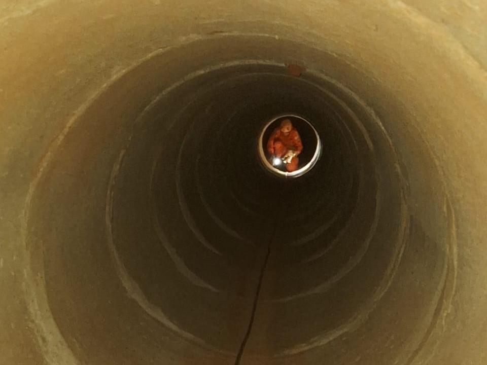 Bombeiros resgatam filhote de cachorro que estava preso em bueiro