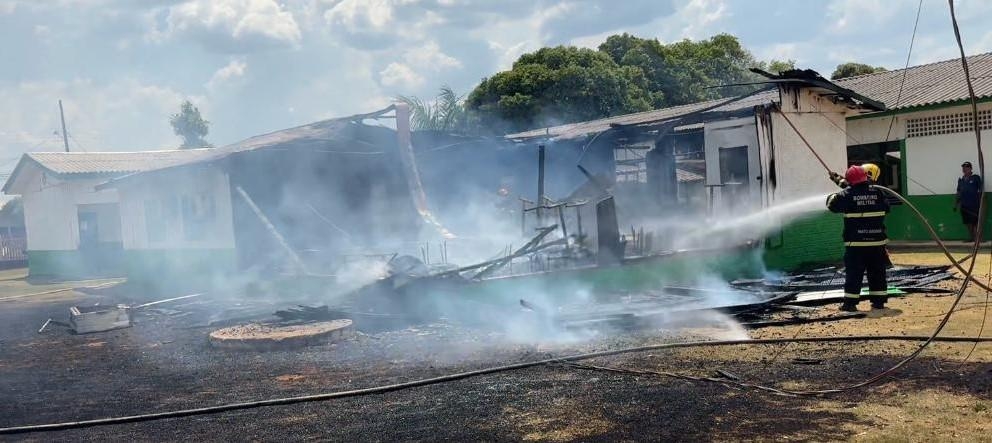 Corpo de Bombeiros combate incndio em Escola Municipal em Juna