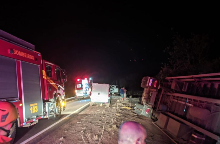 Homem  socorrido pelo Corpo de Bombeiros aps tombamento de carreta em General Carneiro