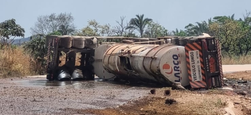 Tombamento de caminho-tanque deixa um morto e um ferido na BR-364