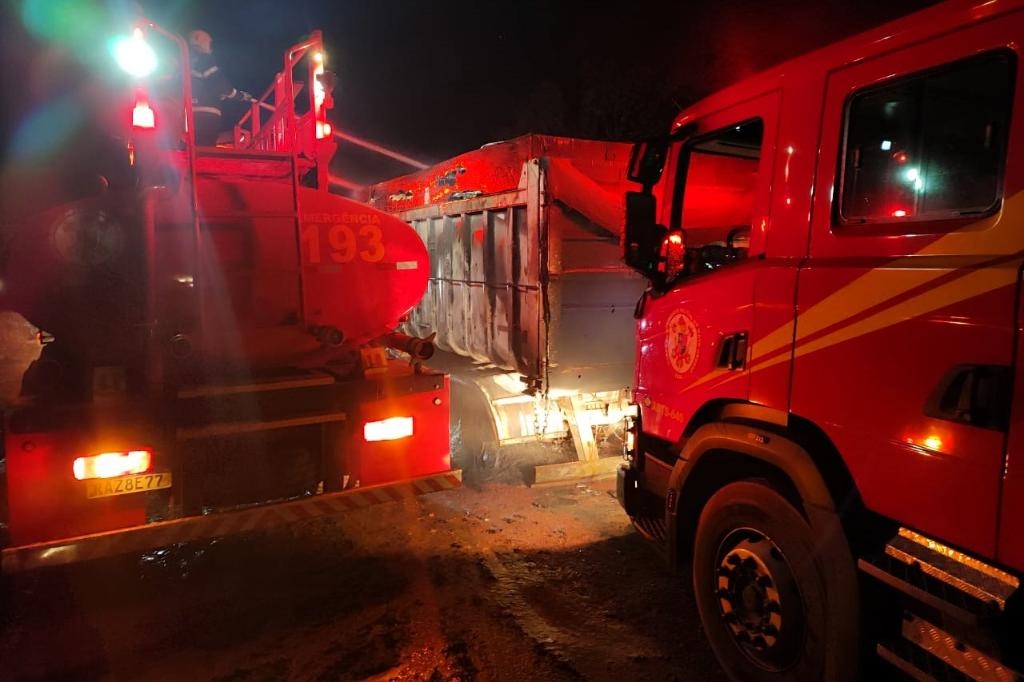 Corpo de Bombeiros apaga inc�ndio em carreta na estrada do Batovi