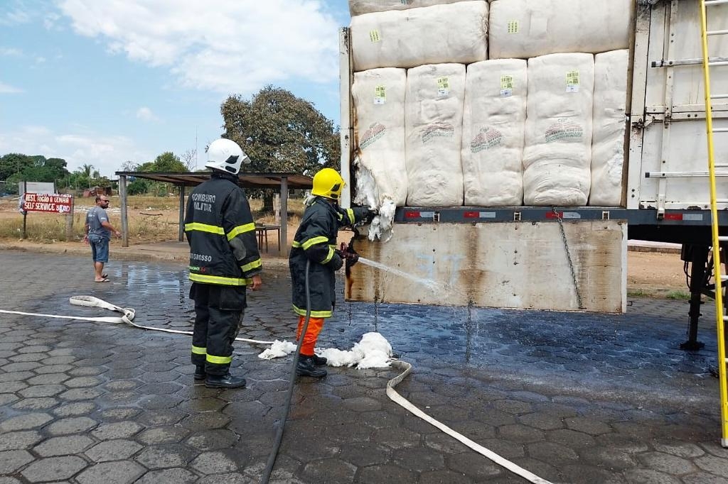 Corpo Bombeiros extingue inc�ndio e evita perca total de carga de algod�o