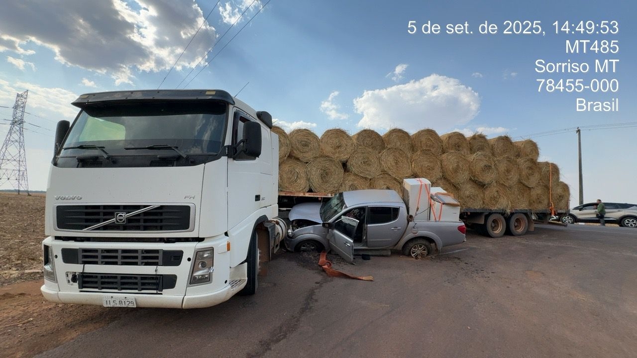 Caminhonete atinge carreta e motorista fica ferido na MT-485