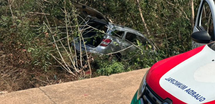 Carro capota e derruba moto em c�rrego de V�rzea Grande