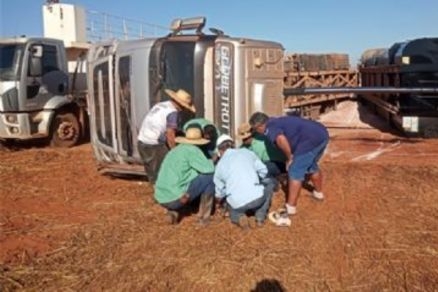 Trabalhador morre esmagado por cabine ap�s caminh�o tombar