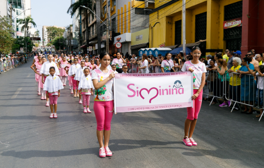 Simininas encantam com Aquarela e fanfarras agitam o pblico no desfile cvico